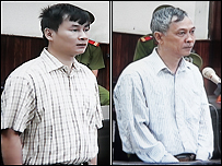 Hai nhà báo Nguyễn Văn Hải và Nguyễn Việt Chiến trước tòa ở Hà Nội hôm 14/10