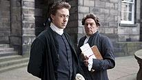 Garrow (Andrew Buchan) and his associate, Southouse (Alun Armstrong), investigate crimes in Georgian London