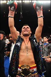 Joe Calzaghe yn dathlu ei fuddugoliaeth yn erbyn Roy Jones Jr