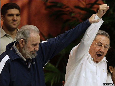 Fidel Castro levanta la mano de Raúl