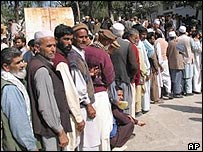 بس پر سفر کے لیے فارم حاصل کرنے کی قطار