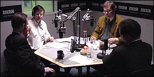 Zleva Timothy Garton Ash, moderátor Petr Dudek, Ronald Asmus a Friedbert Pflüger