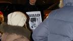 Сергей с плакатом у станции метро Библиотека имени Ленина