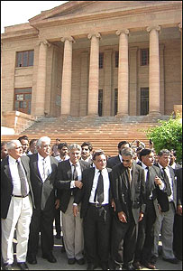 سندھ ہائی کورٹ کے باہر وکلاء