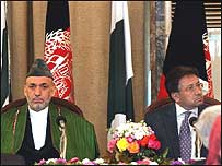 حامد کرزئی اور صدر مشرف (فائل فوٹو)