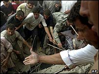 Felluce, bombardıman sonrası insanlar (arşiv)