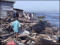 مردم روی آوار ساختمانها در سريلانکا راه می روند