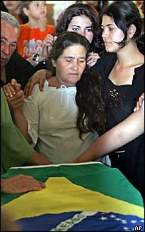 Annesi Menezes'in Brezilya bayrağına sarılı tabutunun başında