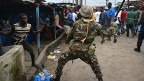 Policía enfrentando a manifestante en Liberia