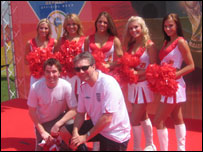 英格兰球迷与美女合影