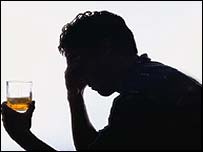 مردی با یک گیلاس نوشیدنی