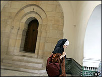 Žena opouští mešitu