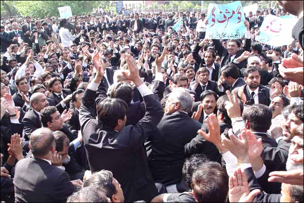 مظاہرے جاری