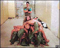 برہنہ عراقی قیدی اور امریکی فوجی