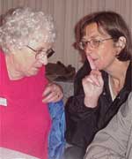 Heulwen Jones, arweinydd seremoni Croesawu Cymru a'r Byd efo Sian Parri Huws o Radio Wales.