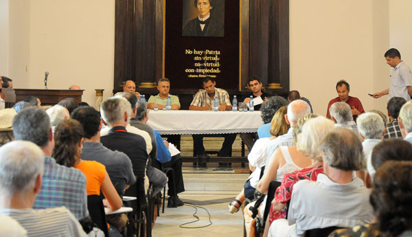 Debate en el Centro Cultural Félix Varela. 