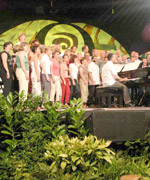 Aelodau o Gôr Rhuthun gyda Robat Arwyn yn cyfeilio yn ystod seremoni cyflwyno medal T.H Parry Wiliams