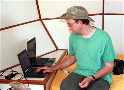 Simon chuyển file hình về London