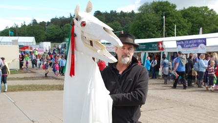 Mari Lwyd ar y maes