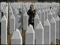 Srebrenitza'da savaş mezarlığı