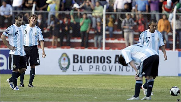 Argentina's players struggle against Bolivia