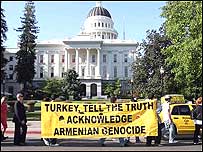 Beyaz Saray önünde Ermenilerin protestosu