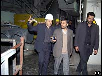 Nükleer tesiste incelemeler yapan Mahmud Ahmedinecad