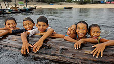 Carlos a'i ffrindiau yn chwarae yn yr afon © Timothy Allen