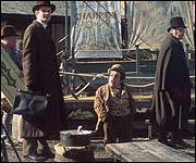 Warwick Davis in Sherlock Holmes