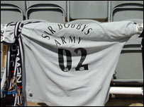 Shirt placed at St James' Park in memory of Sir Bobby Robson
