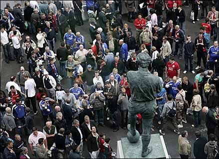 Man Utd and Chelsea fans admire the statue of Bobby Moore outside the new Wembley