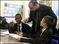 学生与老师在教室中