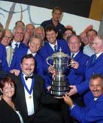 Rhai o G&ocirc;r Y Brythoniaid gyda John Eifion ar &ocirc;l ennill cystadleuaeth y corau meibion