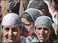 کشمیری خواتین ووٹ ڈالنے کے لئے قطار میں کھڑی ہیں