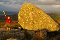 Rhys Morgan Evans o York, Maine, America yn ymweld â Charreg Brenin Arthur yng Nghefn Bryn, Y Gwyr, gyda'i dad, Richard
