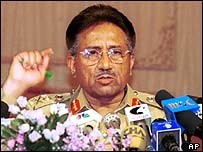 مشرف نے کہا کہ لوگ چاہتے ہیں کہ وہ وردی نہ اتاریں