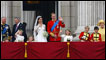 Novo casal acena à multidão em Buckingham, junto de Camilla, Charles, Michael Middleton, das damas de honra e pajens e da rainha Elizabeth 2ª (Foto: PA)