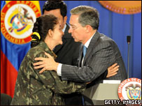 O presidente da Colômbia, Álvaro Uribe, beija Ingrid Betancourt