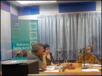 Seniman dan pengamat seni berdiskusi di studio BBC Jakarta