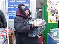 Žena prodávající cigarety