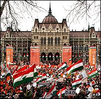 Tubim politik përpara ndërtesës së parlamentit në Budapest