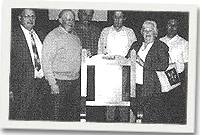 Tefwyn Jones yn derbyn y Gadair ar ran y Pwyllgor Gwaith