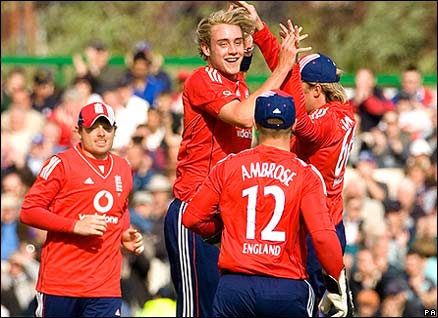 Stuart Broad celebrates a wicket