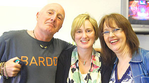 Rhwng dau lywydd - Efa gyda Dewi Pws, llywydd yr Eisteddfod, a Caryl Parry Jones, un o lywyddion y dydd.