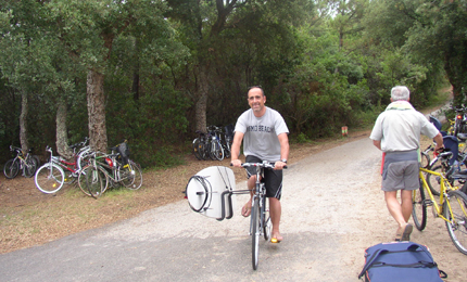 A new gadget - the bicycle surf-rack. Ian reckons its "really useful somewhere like France. Only fits bikes with ordinary size frame tubes and proper crossbars, but revolutionised my early morning surf checks. Pic: Ian Parksson, Hossegor Aug 06