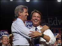 John Kerry (sağda) ve John Edwards