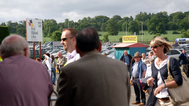 Crowds at entrance gate