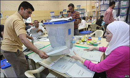 Empleados en la Comisión Electoral de Irak, en Bagdad