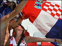 克罗地亚球迷也来个亲吻