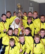 Ray Gravell, gyda dawnswyr seremoni y Fedal Lenyddiaeth.l